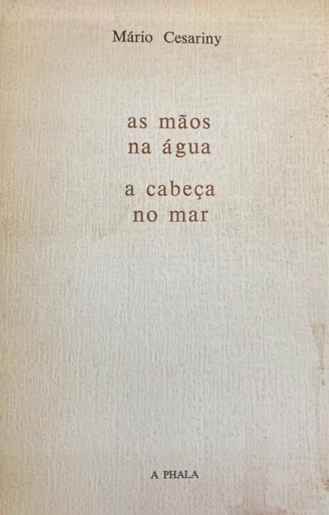 As mãos na água a cabeça no mar
